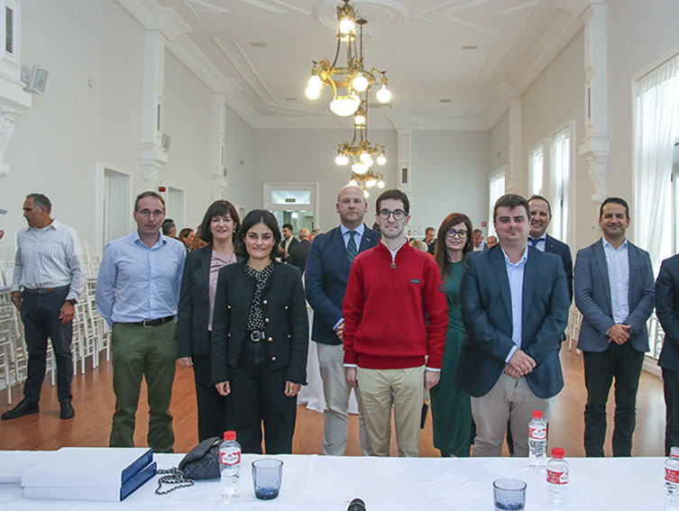 Algunos de los nuevos miembros del Colegio que fueron recibidos en la asamblea