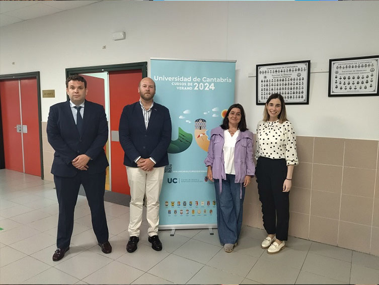 De izquierda a derecha: José Luis Quintana, ponente del curso, Germán García, director del curso, La directora general de Administración Local, Acción Exterior y Casas del Gobierno de Cantabria, Marta González, y Cristina San Miguel, responsable de la sede de Santander de los Cursos de Verano de la UC.